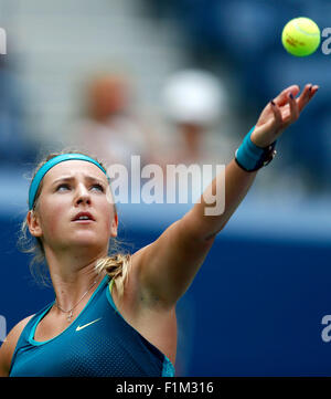New York, Stati Uniti d'America. 03Sep, 2015. Victoria Azarenka della Bielorussia serve durante le Donne Singoli Secondo turno il match contro Yanina Wickmayer del Belgio al 2015 U.S. Aperto in New York, Stati Uniti, Sett. 3, 2015. Victoria Azarenka ha vinto 2-0 per inserire il prossimo round. Credito: Xinhua/Alamy Live News Foto Stock