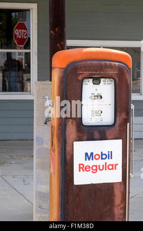 Vecchio arrugginito gas pompa di benzina nella parte anteriore del vecchio negozio in Bertram Texas Foto Stock