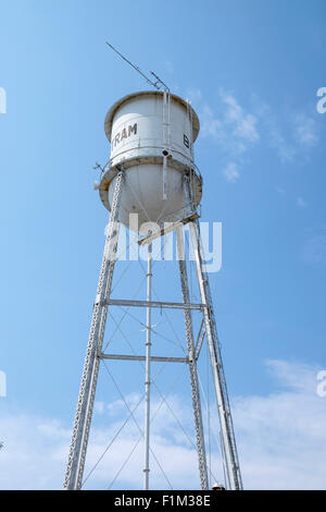 Piccola città municipal elevati di acqua serbatoio di stoccaggio Bertram, Texas Foto Stock