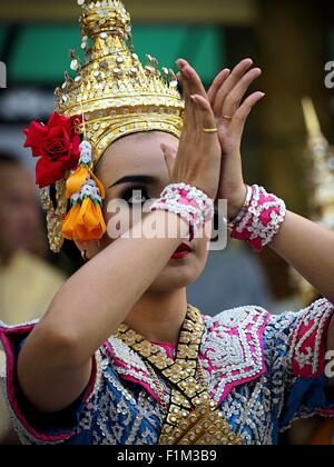 Bangkok, Tailandia. 4 Sep, 2015. Un classico Tailandese esegue ballerino di fronte al Santuario di Erawan venerdì. Una sacra cerimonia religiosa per il benessere e la prosperità della nostra nazione e popolo tailandese si è svolta venerdì mattina al Santuario di Erawan. La cerimonia è stata di riconquistare la fiducia del popolo Thai e visitatori stranieri, per preservare la Thai usanze religiose e tradizioni e per promuovere la pace e la felicità inThailand. Le riparazioni al Santuario di Erawan furono completati Giovedì, Settembre 3 dopo il santuario è stato bombardato il 17 agosto. Venti persone sono state uccise nel bombardamento e più di un centinaio di feriti. © ZUMA Press, Inc./Alamy L Foto Stock