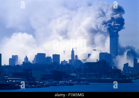 Storico 11 settembre 2001 WORLD TRADE CENTER ATTACK NEW YORK CITY STATI UNITI D'AMERICA SUD crollo della torre 9,59 AM Foto Stock