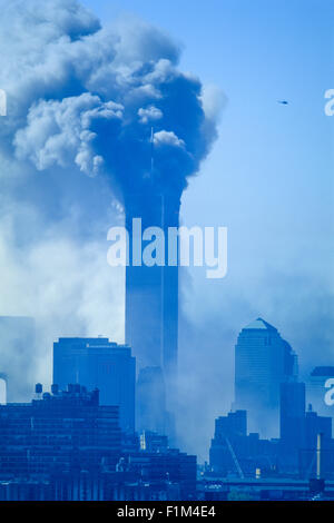 STORICO SETTEMBRE 11 2001 WORLD TRADE CENTER ATTACCO NEW YORK CITY USA 10,15 AM NORTH TOWER SI ERGE DA SOLO Foto Stock