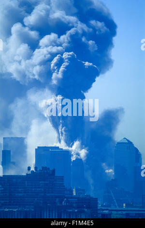 Storico 11 settembre 2001 WORLD TRADE CENTER ATTACK NEW YORK CITY STATI UNITI D'America nord crollo della torre 10.28 AM Foto Stock