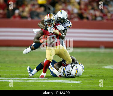 Halftime. 3 Sep, 2015. San Francisco 49ers wide receiver Bruce Ellington (10) viene affrontato durante la NFL partita di calcio tra San Diego Chargers e San Francisco 49ers a Levi's Stadium di Santa Clara, CA. Il Niners portare il caricabatterie 8-6 al tempo di emisaturazione. Damon Tarver/Cal Sport Media/Alamy Live News Foto Stock