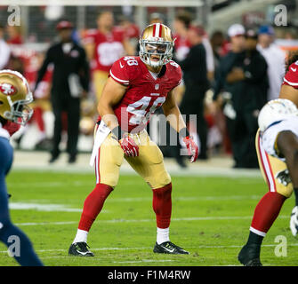 Halftime. 3 Sep, 2015. San Francisco 49ers linebacker Shayne Skov (48) in azione durante la NFL partita di calcio tra San Diego Chargers e San Francisco 49ers a Levi's Stadium di Santa Clara, CA. Il Niners portare il caricabatterie 8-6 al tempo di emisaturazione. Damon Tarver/Cal Sport Media/Alamy Live News Foto Stock