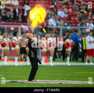 Halftime. 3 Sep, 2015. Un membro dell'incendio respirazione equipaggio, Niner infiammano, esegue prima dell'NFL partita di calcio tra San Diego Chargers e San Francisco 49ers a Levi's Stadium di Santa Clara, CA. Il Niners portare il caricabatterie 8-6 al tempo di emisaturazione. Damon Tarver/Cal Sport Media/Alamy Live News Foto Stock