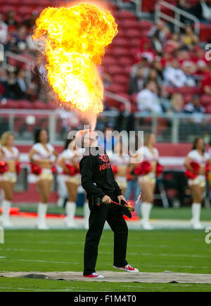 Halftime. 3 Sep, 2015. Un membro dell'incendio respirazione equipaggio, Niner infiammano, esegue prima dell'NFL partita di calcio tra San Diego Chargers e San Francisco 49ers a Levi's Stadium di Santa Clara, CA. Il Niners portare il caricabatterie 8-6 al tempo di emisaturazione. Damon Tarver/Cal Sport Media/Alamy Live News Foto Stock