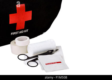 Kit di primo soccorso borsa con bianco Benda di garza di rullo e tampone con alcool pulire prep, medico di forbici e nastro medico isolato su wh Foto Stock