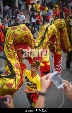 Un'esibizione di danza del drago durante la sfilata culturale del Bandung Lantern Festival 2015 (Kirab Budaya Cap Go Meh Bandung 2015) a Bandung City, Indonesia. Foto Stock