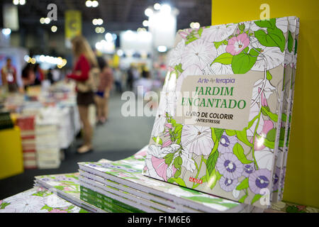 Rio De Janeiro, Brasile. 3 Sep, 2015. I libri sono esposti al XVII Rio de Janeiro Biennale Internazionale del Libro di Rio de Janeiro, Brasile, Sett. 3, 2015. Xvii Rio de Janeiro Biennale Internazionale del Libro, noto anche come Rio Book Fair, aperto giovedì. Il Rio de Janeiro Biennale Internazionale del Libro, che è stato organizzato per la prima volta nel 1983, è uno dei più grandi ed importanti eventi letterari in Brasile. © Xu Zijian/Xinhua/Alamy Live News Foto Stock