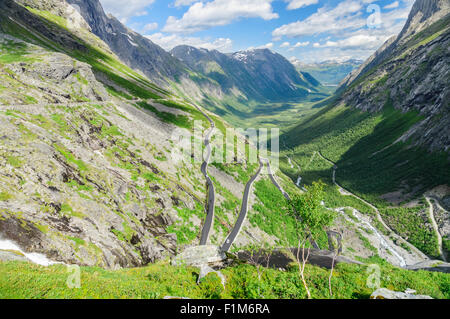 Trollstigen - la famosa strada di montagna in Norvegia, la pittoresca valle sullo sfondo Foto Stock