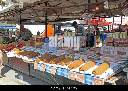 Il tabacco al Mercato Centrale (aka Nuovo mercato), Sheshi Avni Rustemi, Tirana, Albania, Balcani, Europa Foto Stock