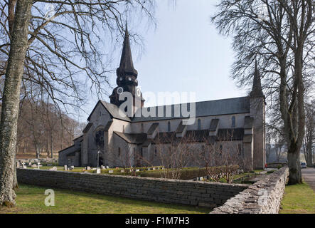 VARNHEM ABBEY, SVEZIA IL 10 APRILE 2015. Vista dell'edificio abbaziale, chiesa. I muri in pietra, cimitero, alberi circostanti. Editoriale Foto Stock