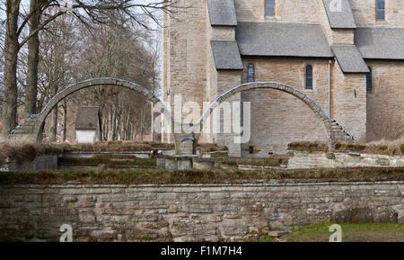 VARNHEM ABBEY, SVEZIA IL 10 APRILE 2015. Vista dell'edificio abbaziale, chiesa. I muri in pietra, cimitero, alberi circostanti. Editoriale Foto Stock