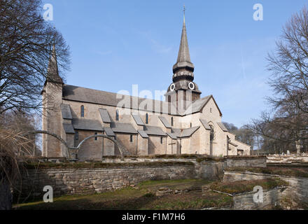 VARNHEM ABBEY, SVEZIA IL 10 APRILE 2015. Vista dell'edificio abbaziale, chiesa. I muri in pietra, cimitero, alberi circostanti. Editoriale Foto Stock