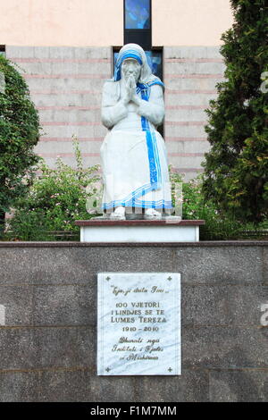 Statua di San (madre) Teresa al di fuori di San Paolo Cattedrale cattolica romana, Bulevardi Zhan D'Arca, Tirana, Albania Balcani Europa Foto Stock