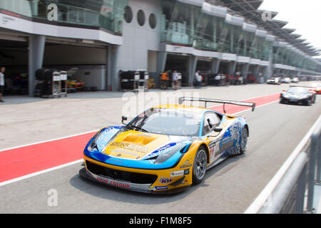 Sepang, Malesia. 04 Sep, 2015. L'italiano auto Ferrari n. 11 esce dalla corsia dei box al Festival asiatico di velocità di corsa, Sepang, Malesia Credito: Chung Jin Mac/Alamy Live News Foto Stock