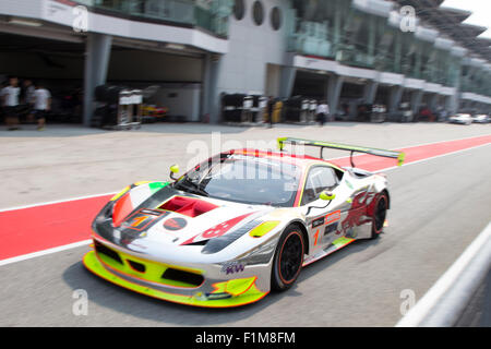 Sepang, Malesia. 04 Sep, 2015. Auto Ferrari n. 1 esce dalla corsia dei box al Festival asiatico di velocità di corsa, Sepang, Malesia Credito: Chung Jin Mac/Alamy Live News Foto Stock