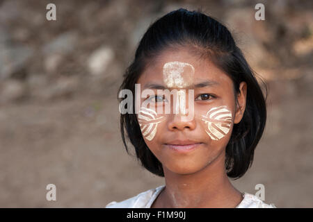 Ragazza locale con Thanaka incollare sul suo viso, ritratto, Inwa, Mandalay regione, Myanmar Foto Stock