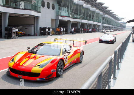 Sepang, Malesia. 04 Sep, 2015. L'italiano auto Ferrari n. 37 esce dalla corsia dei box al Festival asiatico di velocità di corsa, Sepang, Malesia Credito: Chung Jin Mac/Alamy Live News Foto Stock