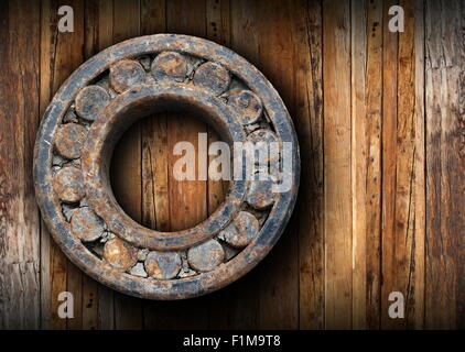 Enorme rusty cuscinetto a sfere appeso al muro, interessante background industriale Foto Stock