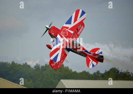 Ricca Goodwin visualizza alcuni estrema acrobazia al Dunsfold le ali e le ruote mostrano con il suo Pitts Special Foto Stock