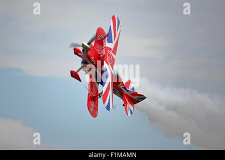 Ricca Goodwin visualizza alcuni estrema acrobazia al Dunsfold le ali e le ruote mostrano con il suo Pitts Special Foto Stock