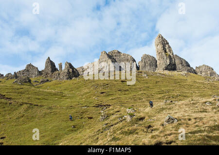 Uomo che passeggia attraverso highlands scozzesi nell'Isola di Skye in Scozia Foto Stock