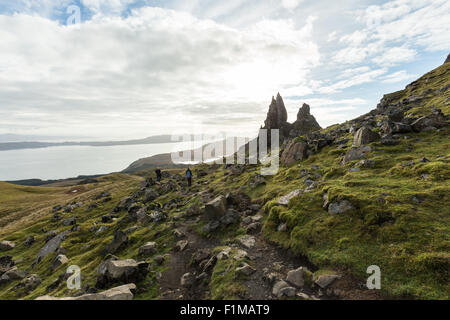 Uomo che passeggia attraverso highlands scozzesi nell'Isola di Skye in Scozia Foto Stock