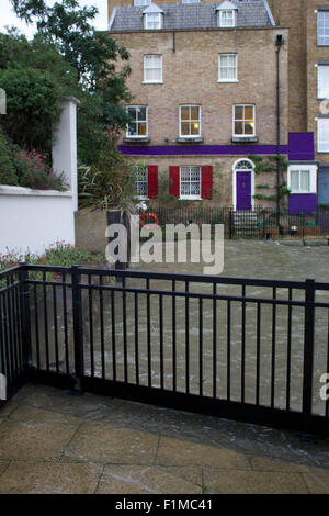 Londra, Regno Unito. 03Sep, 2015. Una alta marea su Londra il fiume Tamigi paludi di passerelle e bordi vicino a doorwards di strada stretta, Limehouse, Londra, Regno Unito. Credito: Glenn Sontag/Alamy Live News Foto Stock