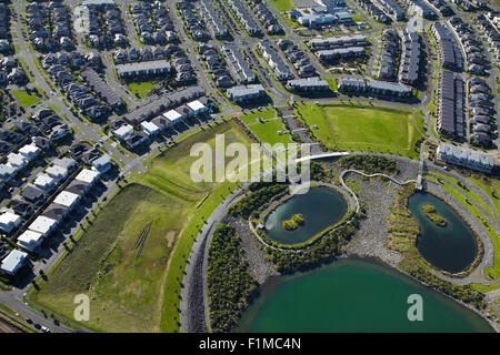 Molle Maungarei Wetland, Stonefields housing development, Monte Wellington, Auckland, Isola del nord, Nuova Zelanda - aerial Foto Stock