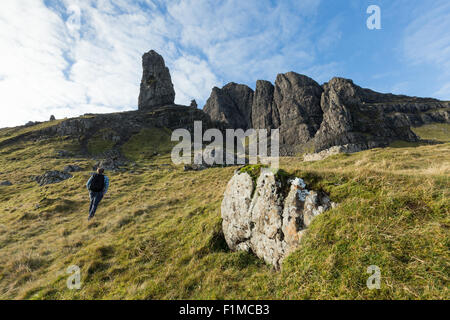 Uomo che passeggia attraverso highlands scozzesi nell'Isola di Skye in Scozia Foto Stock