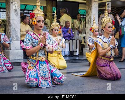 Bangkok, Bangkok, Thailandia. 4 Sep, 2015. Tailandese classica ballerini eseguono davanti al Santuario di Erawan venerdì. Un ''sacra cerimonia religiosa per il benessere e la prosperità della nostra nazione e popolo Thai'' si è svolta venerdì mattina al Santuario di Erawan. La cerimonia è stata di riconquistare la fiducia del popolo Thai e visitatori stranieri, per preservare la Thai usanze religiose e tradizioni e per promuovere la pace e la felicità inThailand. Le riparazioni al Santuario di Erawan furono completati Giovedì, Settembre 3 dopo il santuario è stato bombardato il 17 agosto. Venti persone sono state uccise nel bombardamento e più di un centinaio di feriti. La statua di Foto Stock