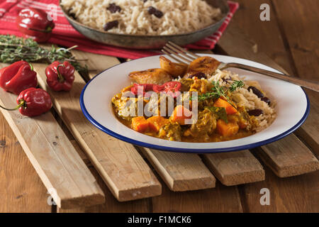 Caraibi di capra al curry con riso e piselli. West Indies cibo Foto Stock