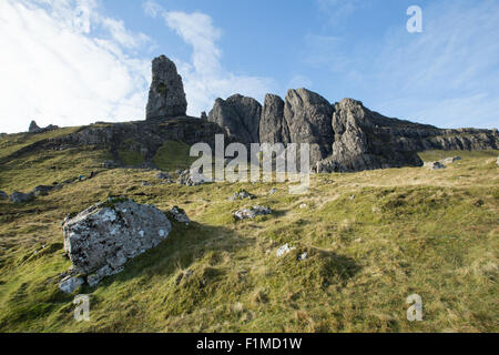 Uomo che passeggia attraverso highlands scozzesi nell'Isola di Skye in Scozia Foto Stock