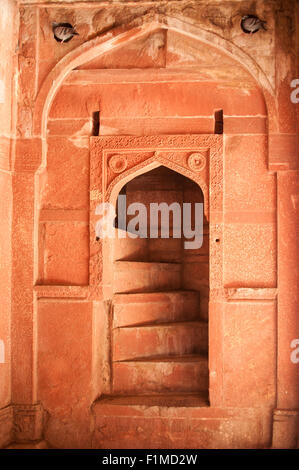 Agra, Utar Pradesh, India. Pietra arenaria rossa dettagli dalla di Mughal Agra Fort. Scalinata. Foto Stock