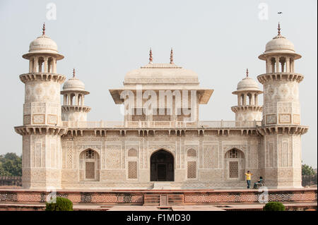 Agra, Utar Pradesh, India. Baby Taj. Architettura mozzafiato con finemente dettagliato parchin kari semi-pietra preziosa ad intarsio e forato a traliccio jali intagliato schermate in marmo bianco. Foto Stock