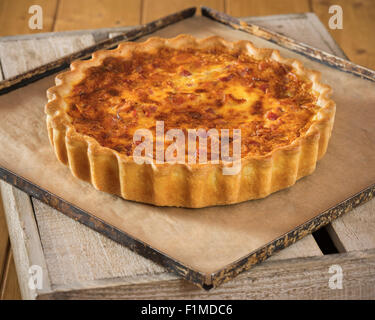 Quiche Lorraine. Crostata di uova francesi e pancetta. Cibo francese Foto Stock