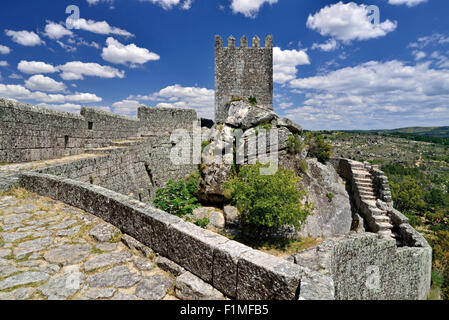 Il Portogallo, Serra da Estrela: mura del castello e la torre del borgo storico Sortelha Foto Stock