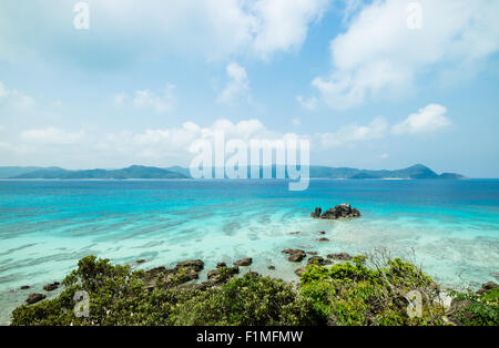 Bella spiaggia tropicale paradiso di Amami Oshima nel Giappone meridionale vicino a Okinawa Foto Stock