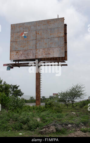 Un fustellato palizzata sul ciglio della strada tra Mumbai e Pune in India Foto Stock