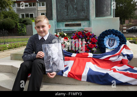 Bromley, Regno Unito, 4 settembre 2015, Ben Howell e gli altri membri della famiglia da lontani come Australia si sono riuniti a Bromley in corrispondenza di un scoprimento di una lapide a Bromley Town Center War Memorial Private di William Kitchener Howell nam del credito: Keith Larby/Alamy Live News Foto Stock