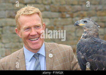 Il Peak District, Derbyshire, Regno Unito. 4 Sett 2015. L'agricoltore e BBC Countryfile presentatore, Adam Henson con "JURA" una corona Hawk Eagle al lancio della campagna annuale fiera a Chatsworth House. La fiera tenutasi a motivi di il Duca e la Duchessa di Devonshire's Peak District home, corre 4-6 settembre 2015. Credito: Matthew Taylor/Alamy Live News Foto Stock