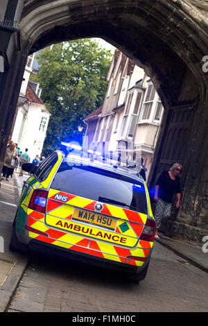 Ambulanza risponde alla chiamata di emergenza. Salisbury England Regno Unito Foto Stock