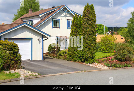 Tipico staccato svedese middle class casa in legno e garage in Mólndal, Svezia modello di rilascio: No. Proprietà di rilascio: No. Foto Stock