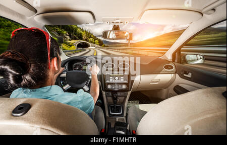 La donna corse in auto ad alta velocità. Foto Stock