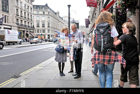 Londra, Regno Unito. Coppia che guarda una mappa di Oxford Street Foto Stock