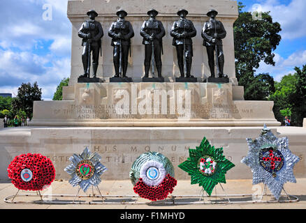 Londra, Inghilterra, Regno Unito. Le guardie Memorial divisionale (Harold Charlton Bradshaw / Gilbert Ledward; 1926) la sfilata delle Guardie a Cavallo Foto Stock