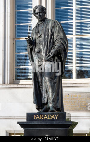 Statua di Michael Faraday Foto Stock