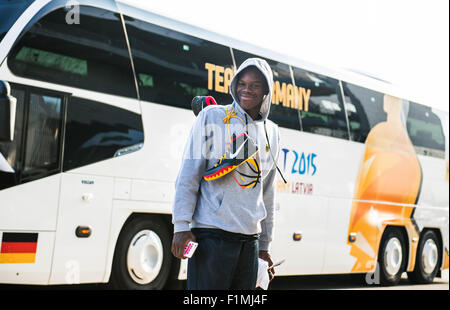 Berlino, Germania. 04 Sep, 2015. La Germania Dennis Schroeder arriva per una sessione di allenamento della nazionale tedesca squadra di pallacanestro della Mercedes Benz Arena di Berlino, Germania, 04 settembre 2015. La FIBA EuroBasket 2015 inizierà il 05 settembre 2015. Foto: Lukas Schulze/dpa/Alamy Live News Foto Stock